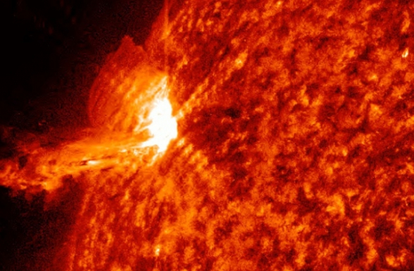 Мощная солнечная вспышка нарушила радиосвязь на Земле